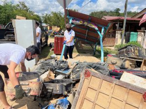 Pei in Bentong helping the flood victims